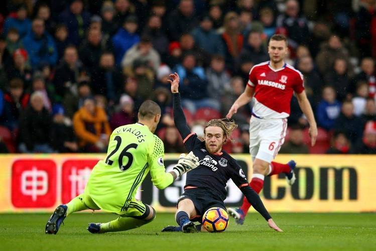 半岛体育电竞-沃特福德主场失误影响比赛，球员遭质疑