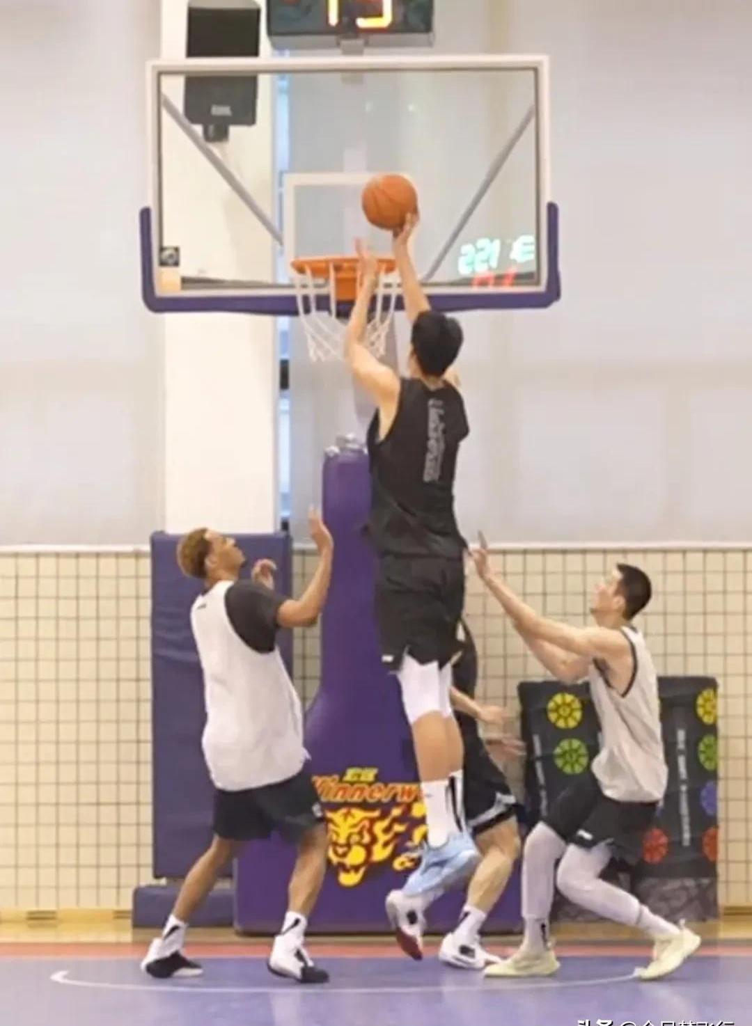 包含广东宏远队在比赛中展示出团队协作的默契的词条