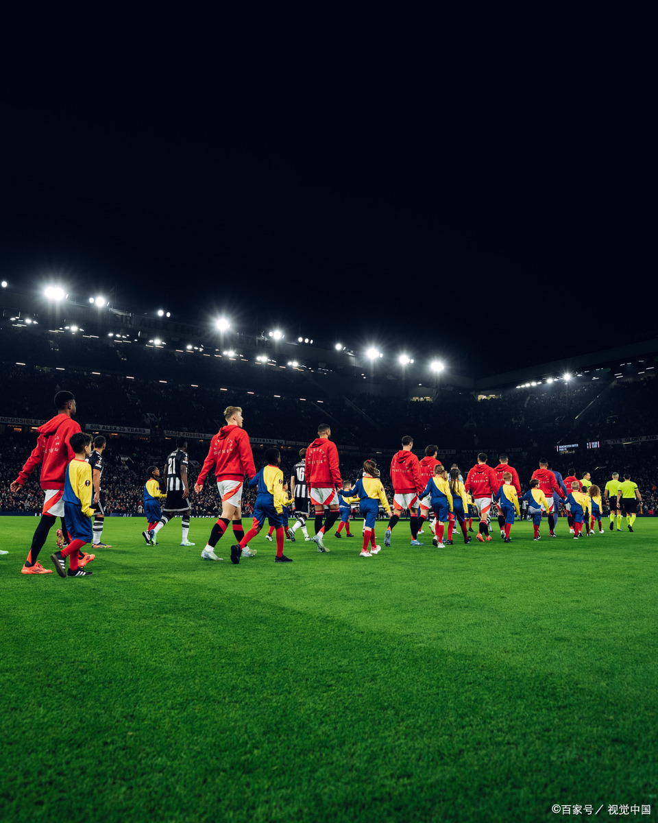 足球比赛精彩上演，令人沉醉其中