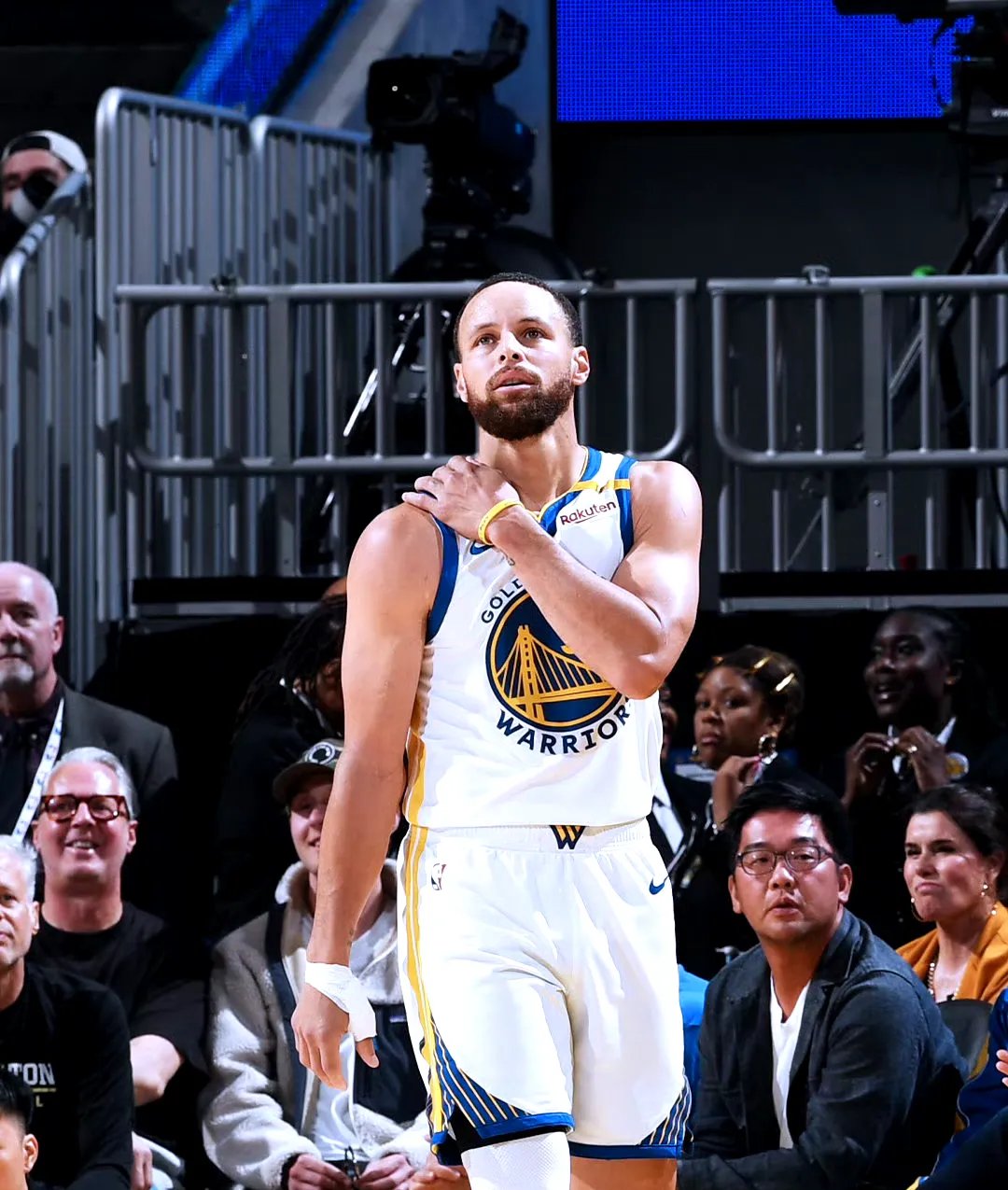 半岛体育活动-勒布朗再获三双数据，领导球队晋级季后赛