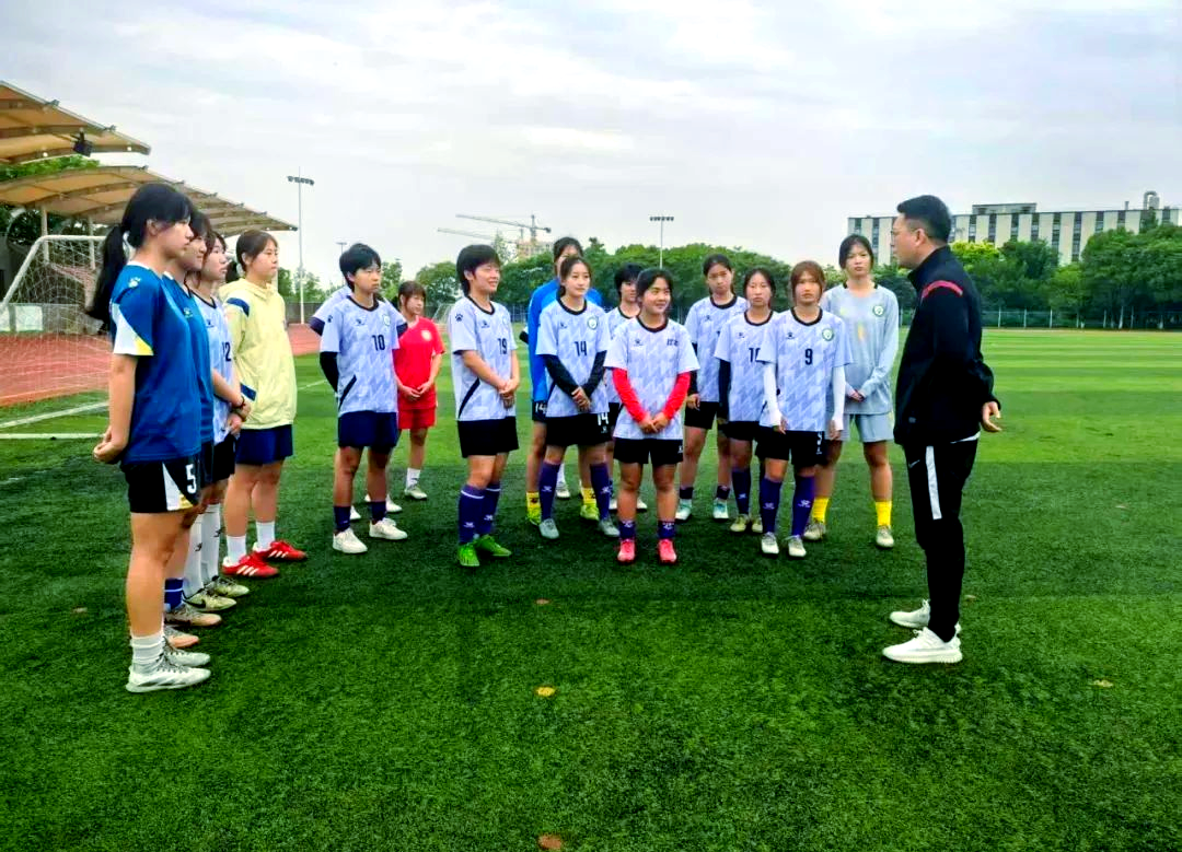 半岛体育在线-草原风光下，美丽的女足队员即将迎来挑战的简单介绍