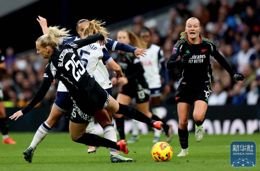 热门足球新闻：女子比赛中的精彩进球！