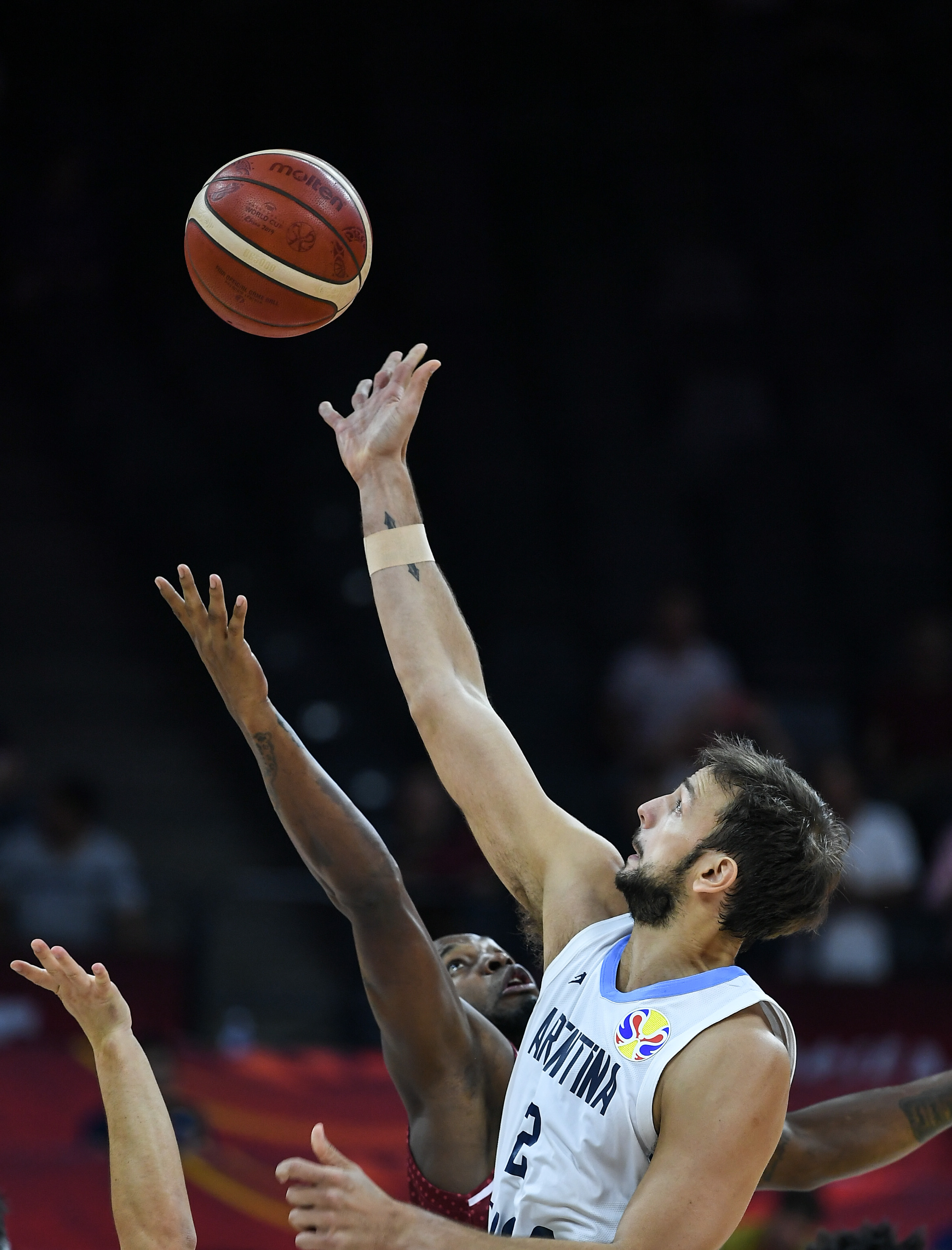 半岛体育网站-阿根廷篮球锦标争夺激烈，谁能问鼎桂冠？