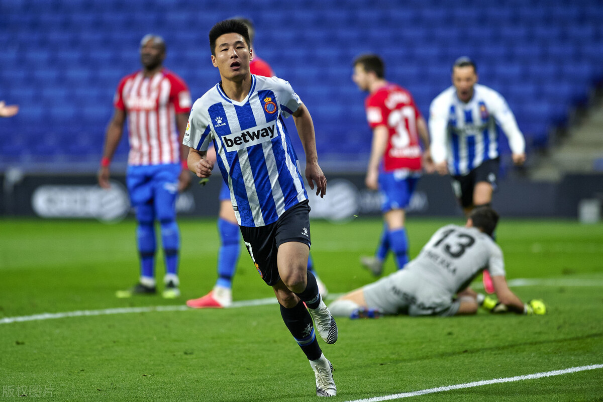 包含意大利国脚大放异彩，全队士气高涨的词条