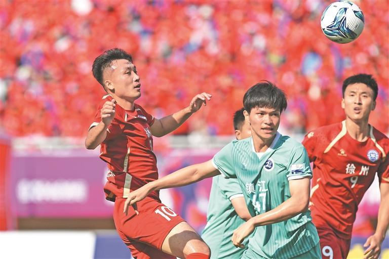 足球比赛场上精彩瞬间，动人心弦