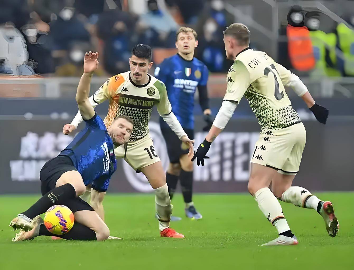 包含都灵客场大胜萨索洛，震惊意甲赛场的词条