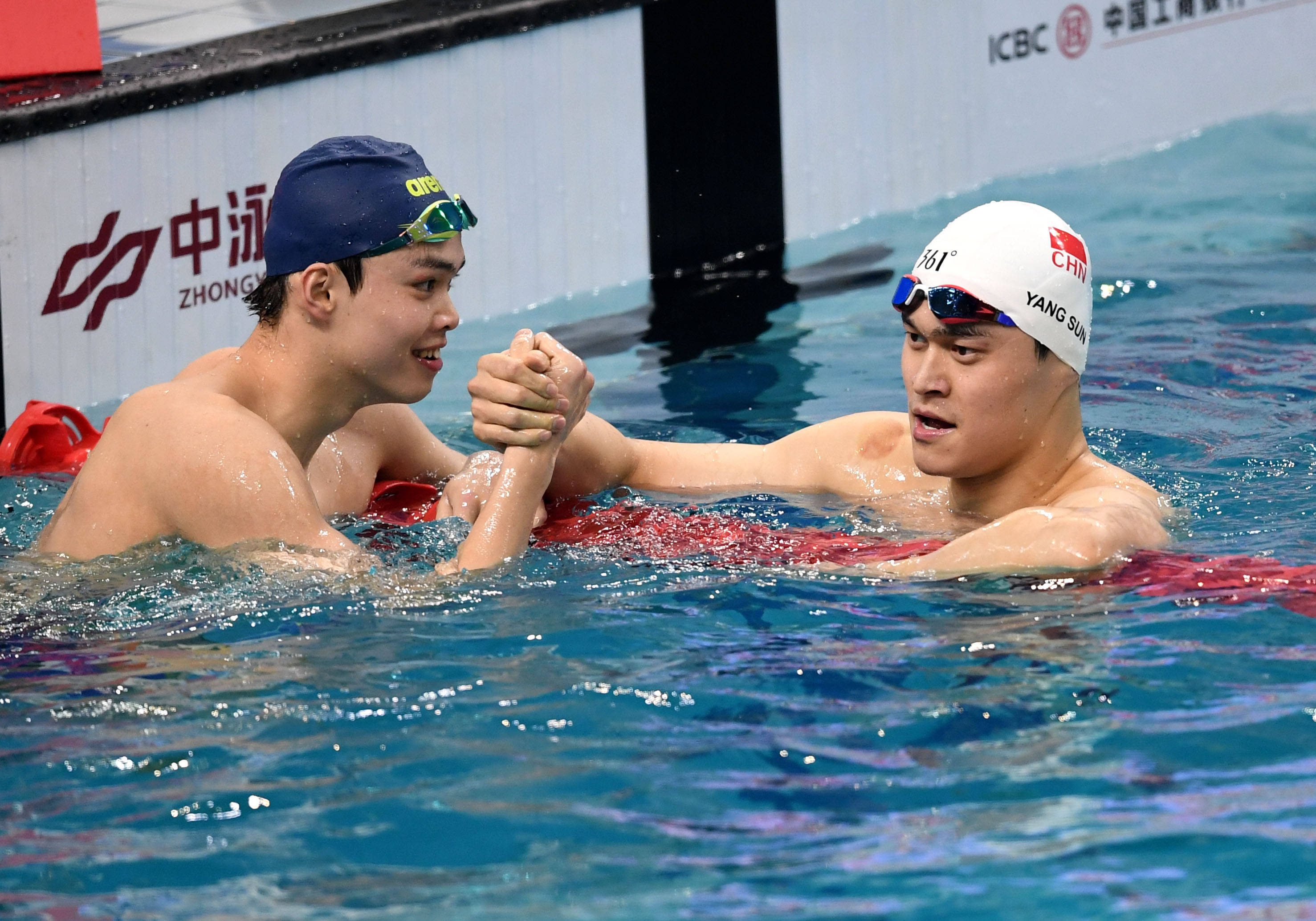 中国游泳队集体力争上游，为国争光拼尽全力的简单介绍