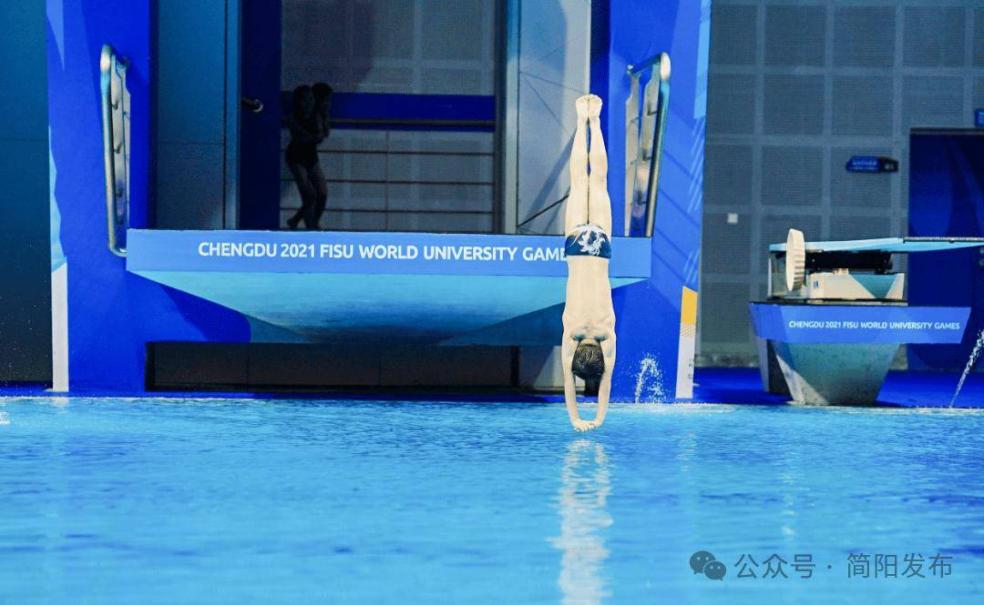 半岛体育投注-跳水项目中选手挑战高难度动作，取得高分