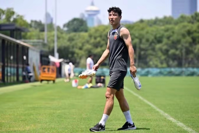 半岛体育官网app-大连人全队训练暖场，备战关键对决的简单介绍