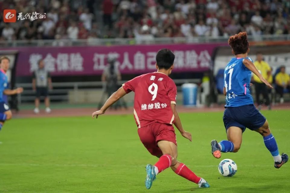 国际足球竞技激烈异常，球员拼尽全力争先恐后