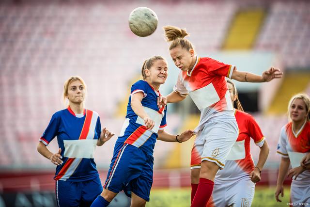 半岛体育活动-国际体育界女子足球运动员实力强劲