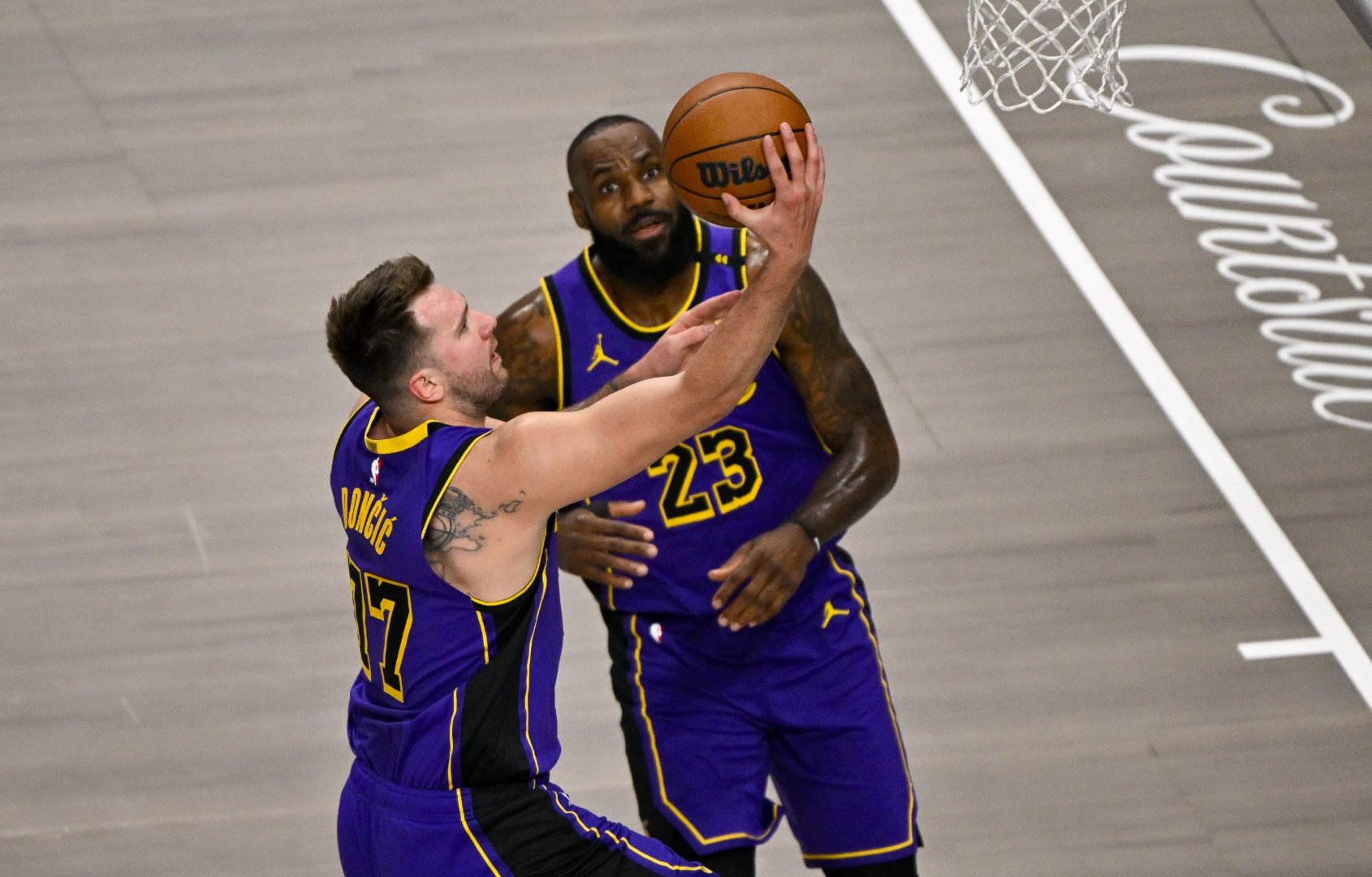 半岛体育官方入口-湖人替补球员表现亮眼：团队实力得到全面体现