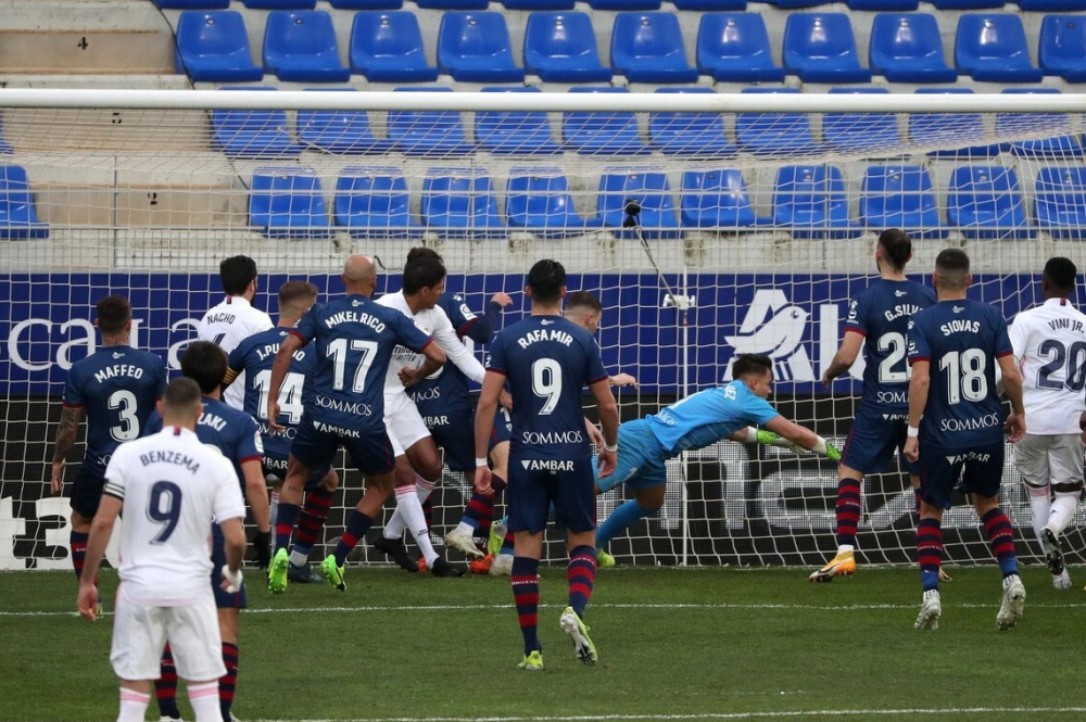 塞维利亚客场击败格拉纳达，继续领跑积分榜的简单介绍