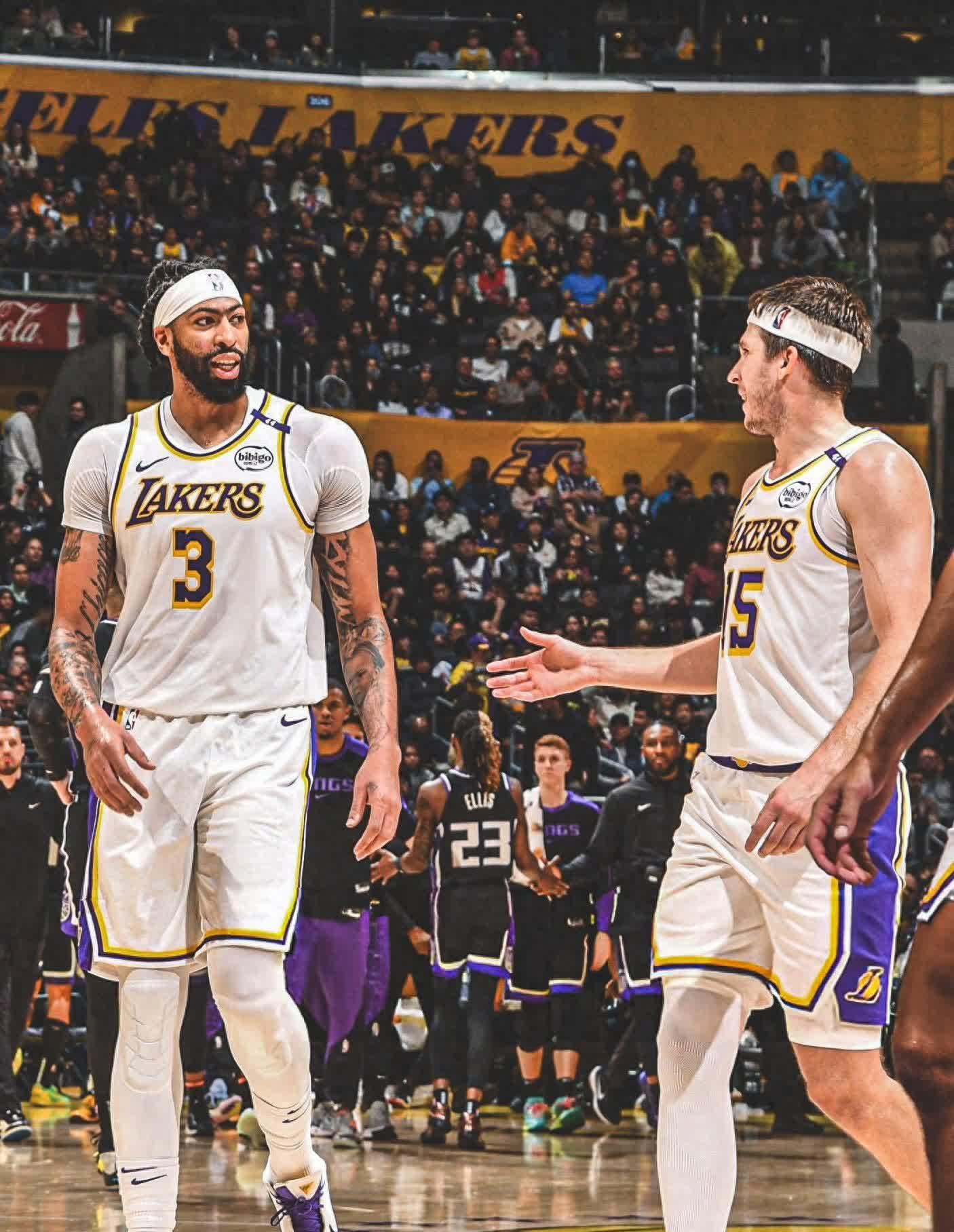 关于詹姆斯庆祝35岁生日，携家人度假放松，备战新赛季的信息