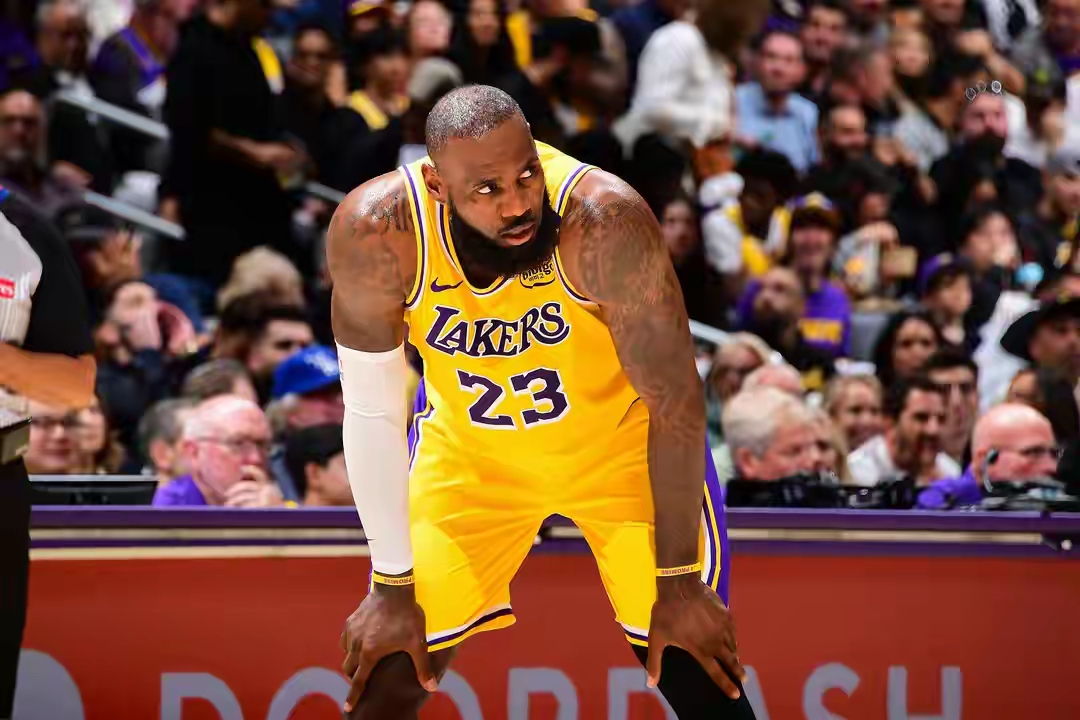 包含詹姆斯34+7+9助骑士胜黄蜂的词条