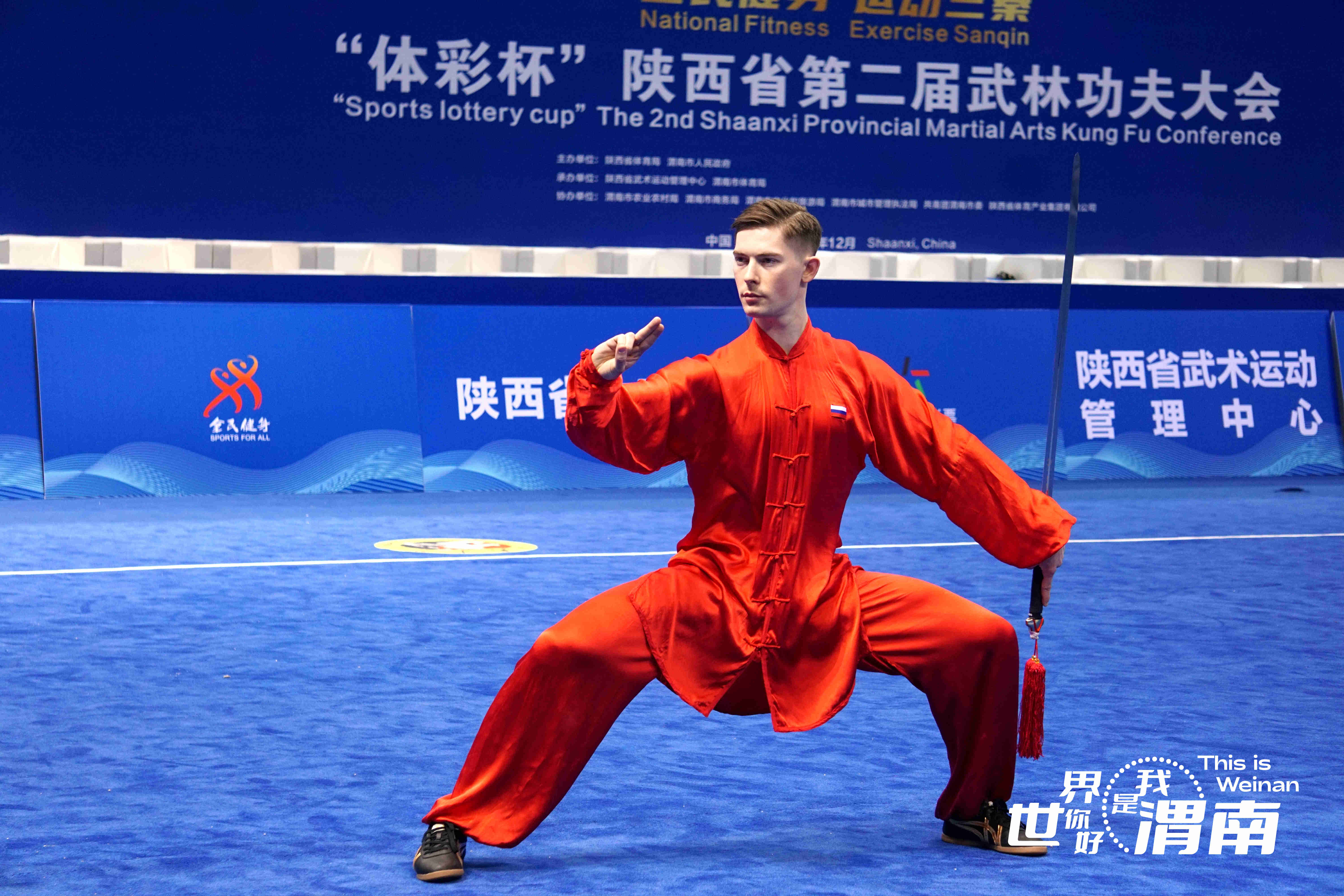 武术比赛选手刚毅果敢称霸赛场