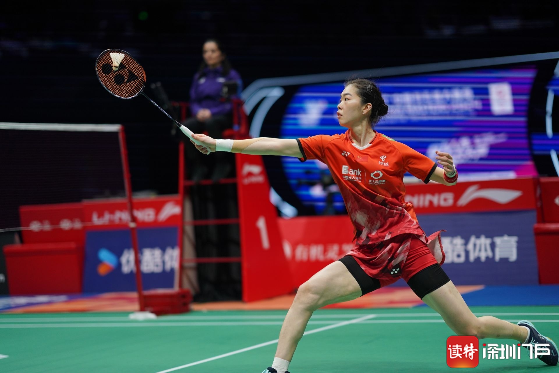 羽毛球场：中国女双强势夺冠