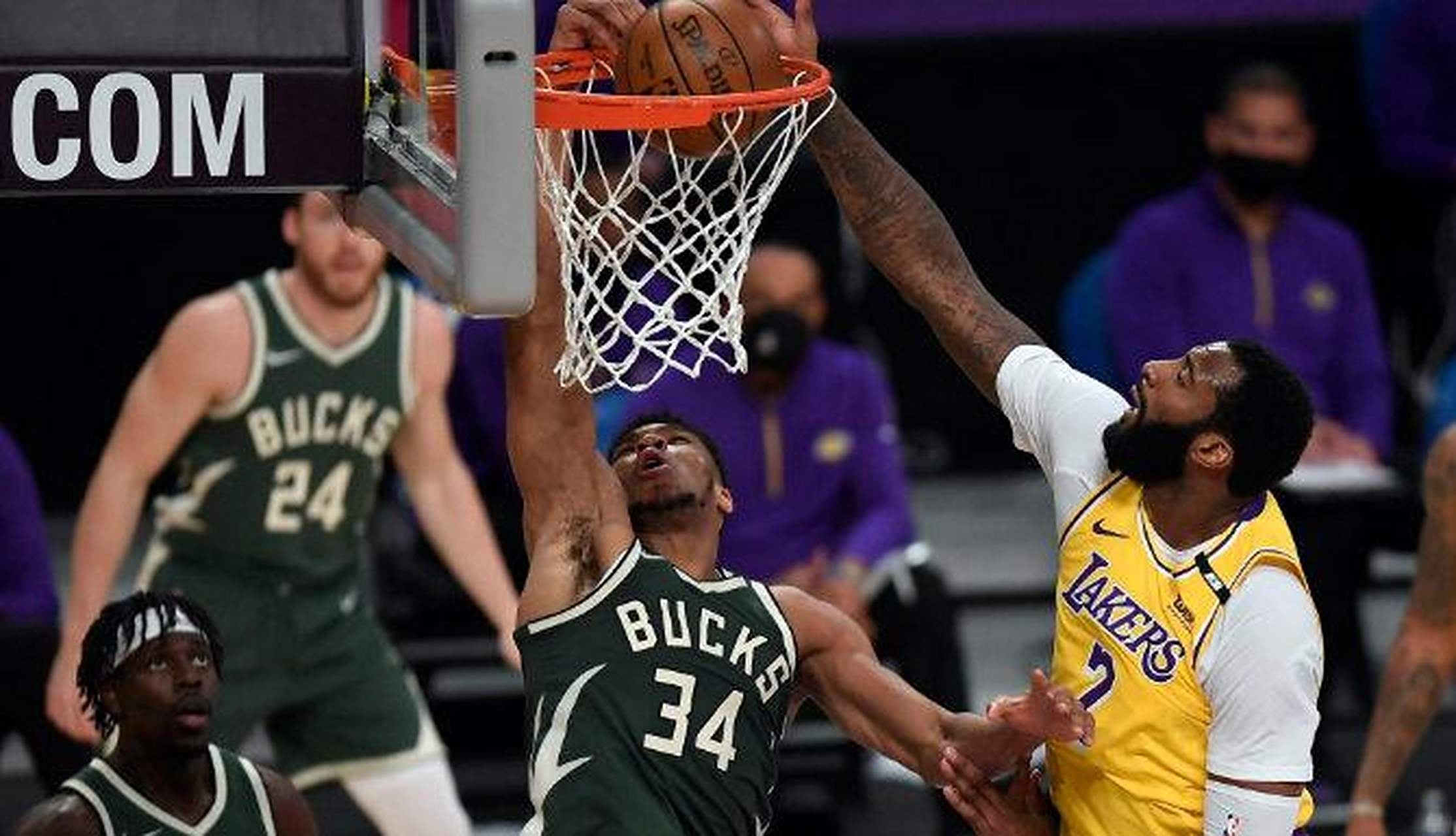 半岛体育登录-雄鹿充分首连败马刺，明星年环的简单介绍